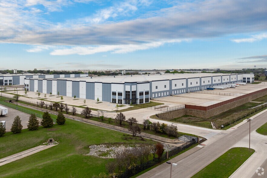 More Photos Of 1001 E Wintergreen Rd, DeSoto Warehouse For Lease