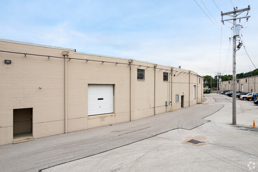 More Photos Of 1131-1151 N Warson Rd, Saint Louis Warehouse For Lease