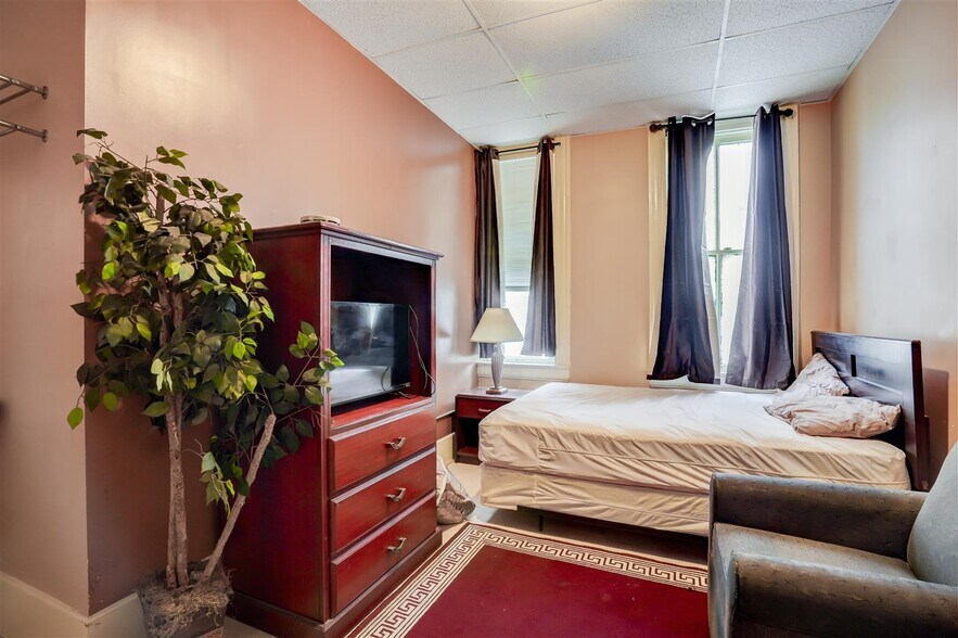 More Photos Of Londale Hotel, Houston Specialty For Sale