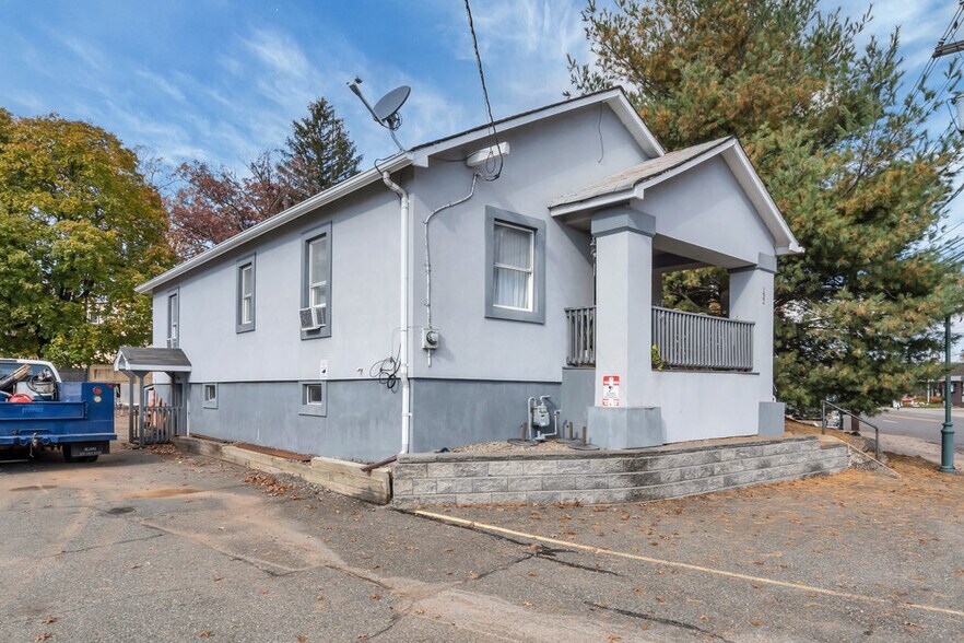 More Photos Of 142 S Livingston Ave, Livingston Unknown For Lease