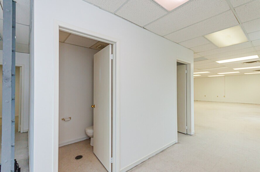 More Photos Of 151 Brock St N, Whitby Warehouse For Lease