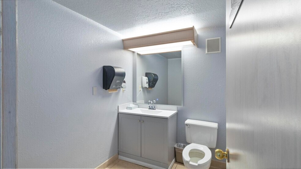 More Photos Of 1509 6th St, Wells Hotel For Sale