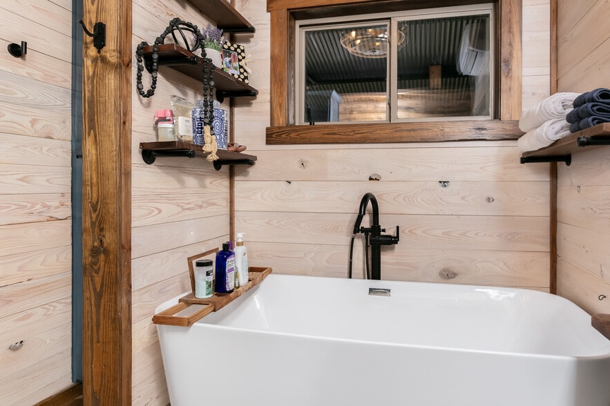 More Photos Of 100 Five Star Trl, Fredericksburg Hotel For Sale