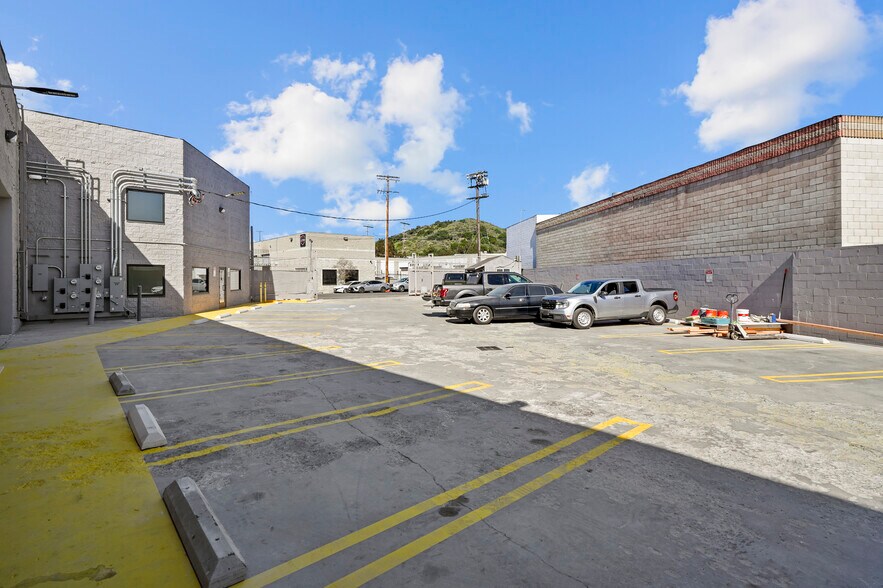 More Photos Of 10926 Randall St, Sun Valley Warehouse For Lease