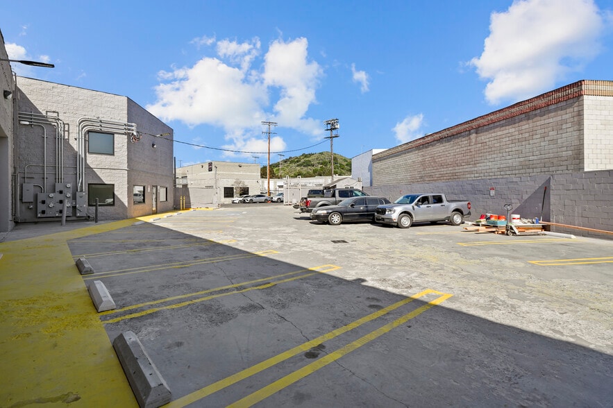 More Photos Of 10926 Randall St, Sun Valley Warehouse For Lease