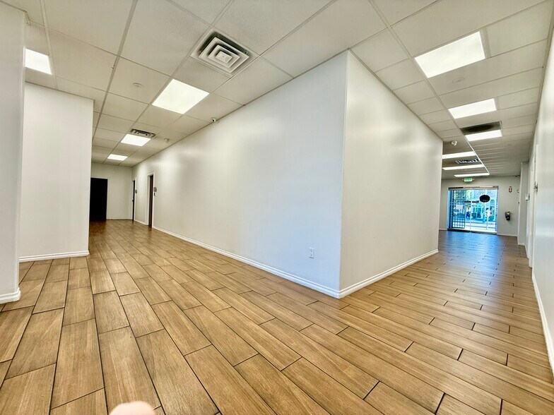 More Photos Of 20011 Ventura Blvd, Woodland Hills Medical For Lease