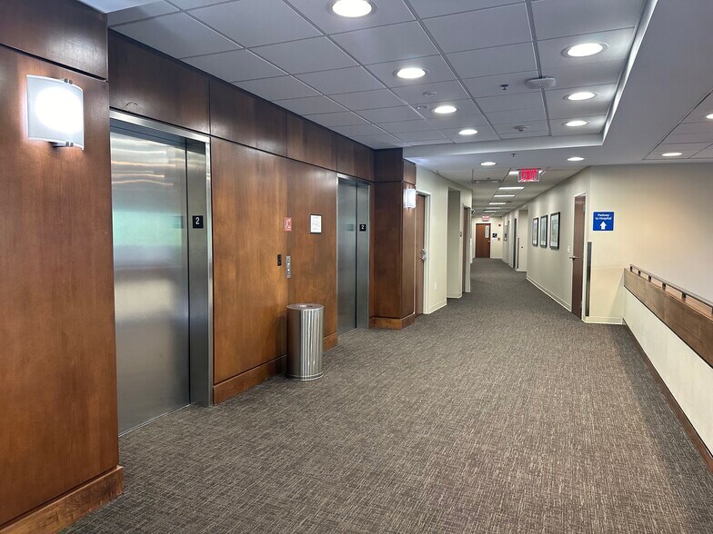 More Photos Of 160 N Eagle Creek Dr, Lexington Medical For Lease