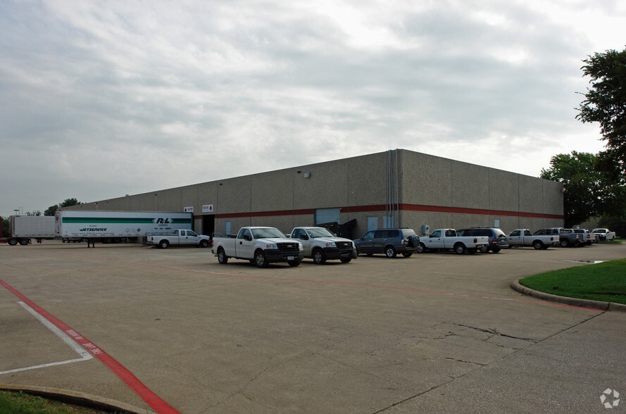 More Photos Of 2211 Century Center Blvd, Irving Warehouse For Lease