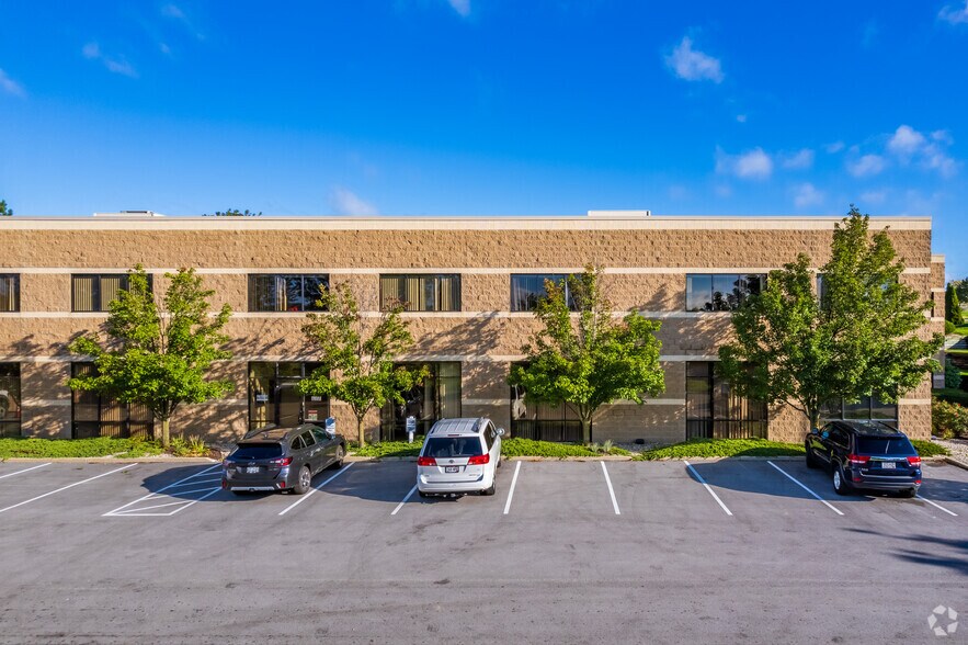 More Photos Of 285 Forest Grove Dr, Pewaukee Office For Lease