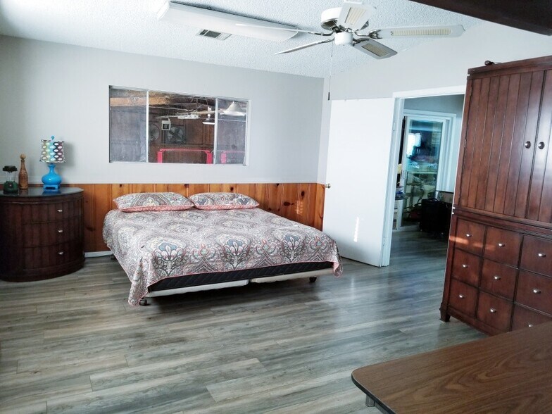 More Photos Of 410 W Canino Rd, Houston Manufacturing For Sale