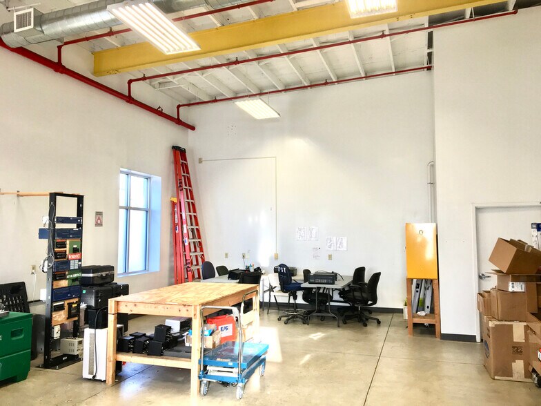 More Photos Of 2 Amboy Ave, Woodbridge Warehouse For Lease