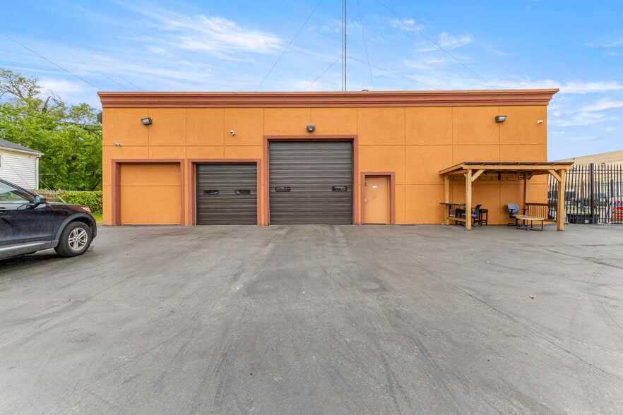 More Photos Of 8301 W Chicago, Detroit Flex For Sale