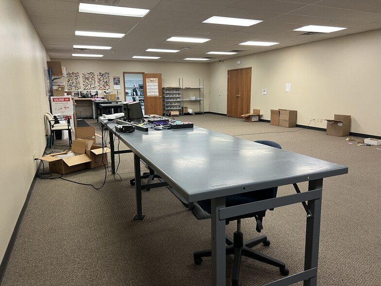More Photos Of W223N608 Saratoga Dr, Waukesha Office For Sale