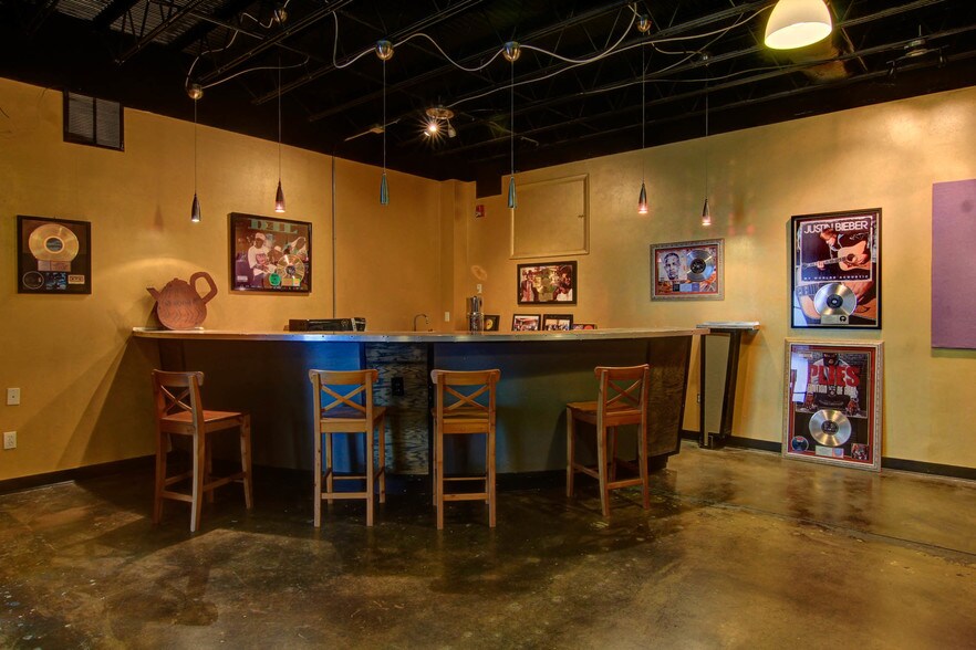 More Photos Of 1314 Ellsworth Industrial Blvd NW, Atlanta Storefront Retail Office For Lease