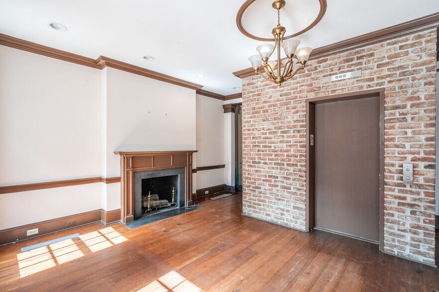 More Photos Of 26 E Bryan St, Savannah Office For Sale