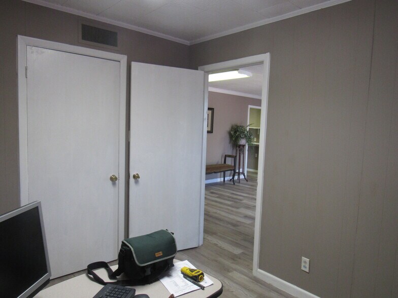 More Photos Of 1802 N Center St, Bonham Office For Sale