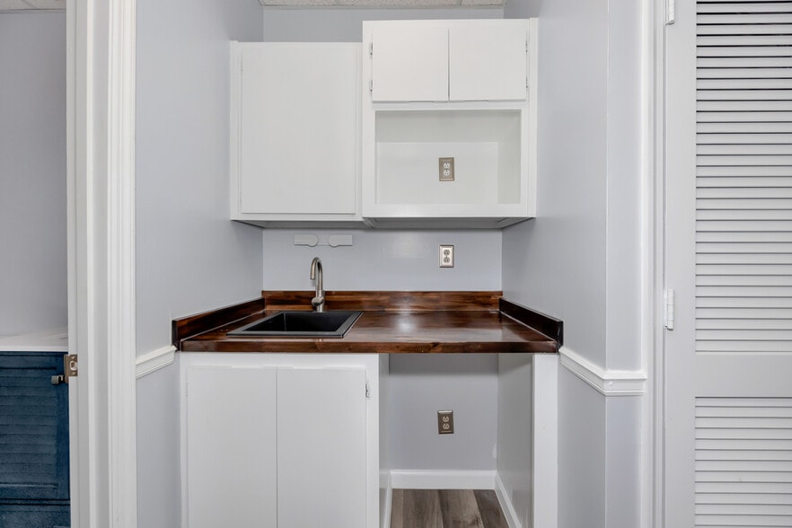 More Photos Of 190 Lime Quarry Rd, Madison Loft Creative Space For Lease