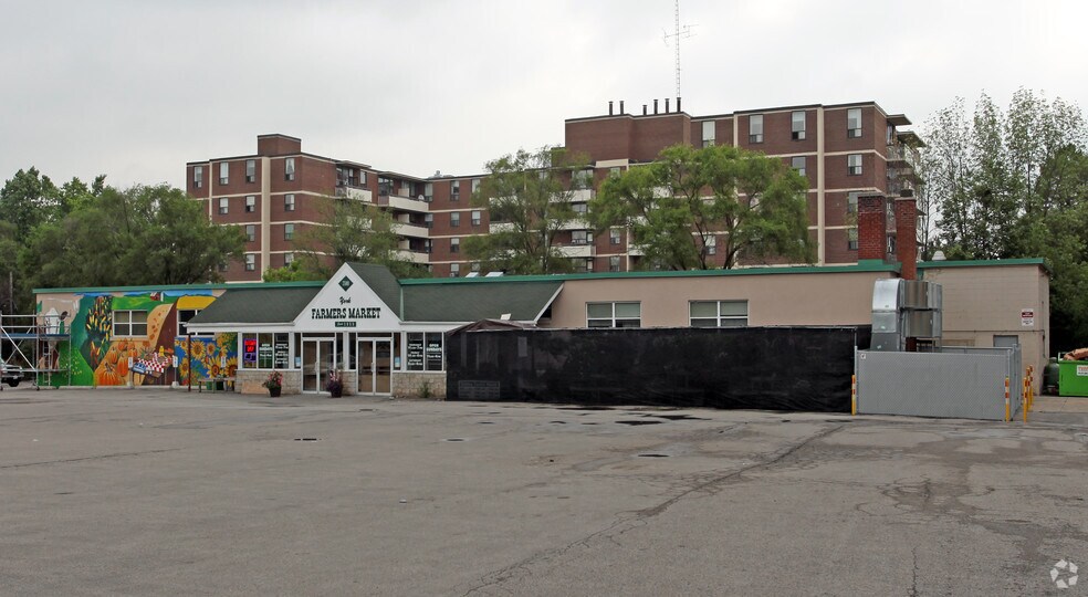 Primary Photo Of 7509 Yonge St, Markham Freestanding For Sale