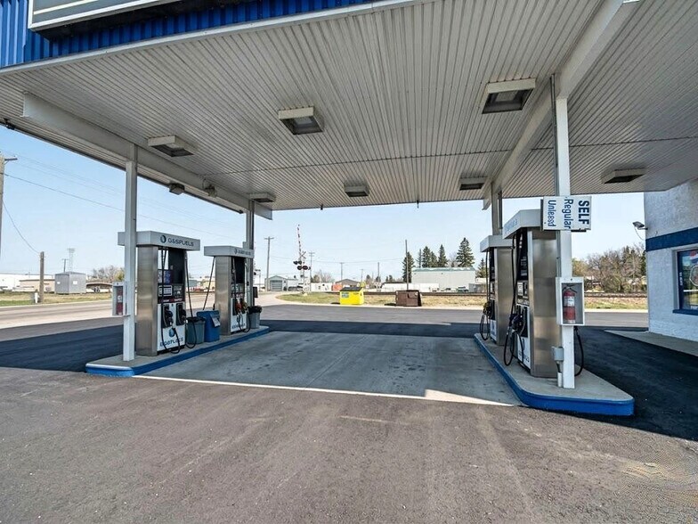 More Photos Of 2001 15 Ave, Didsbury Service Station For Sale
