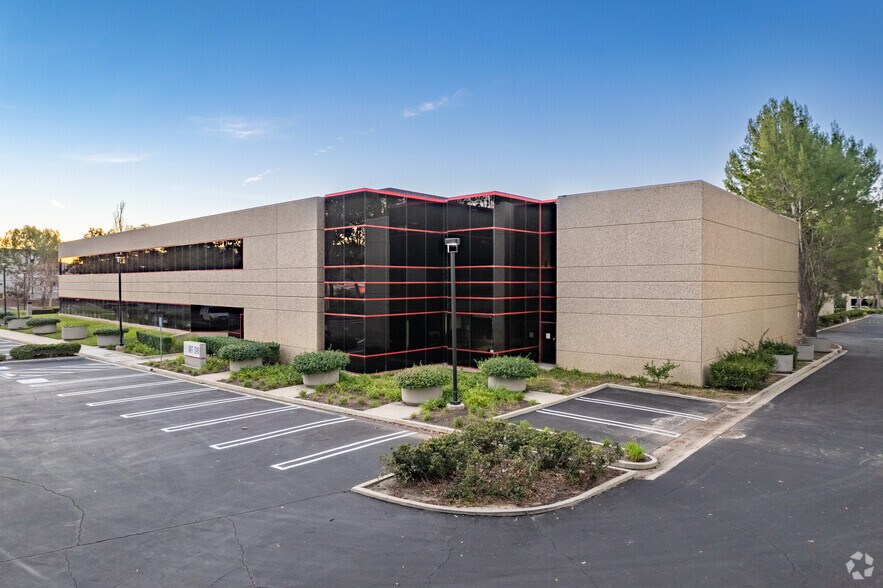 More Photos Of 2685 Park Center Dr, Simi Valley Warehouse For Lease