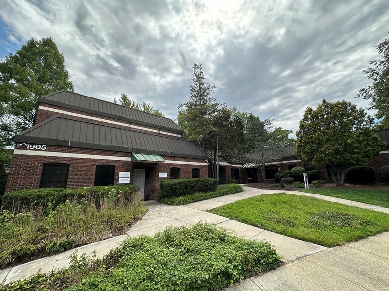 More Photos Of 1901 Ashwood Ct, Greensboro Unknown For Lease