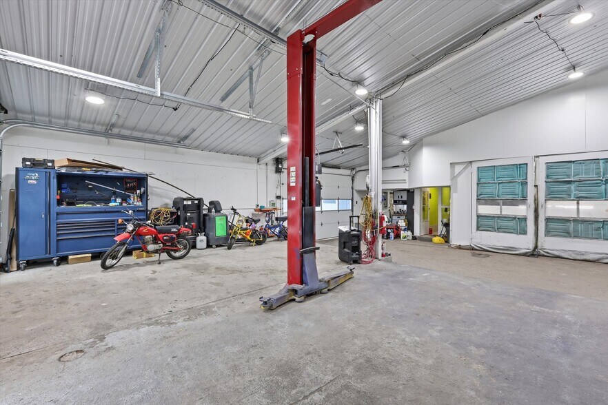 More Photos Of 7511 Leavenworth Rd, Kansas City Auto Repair For Sale