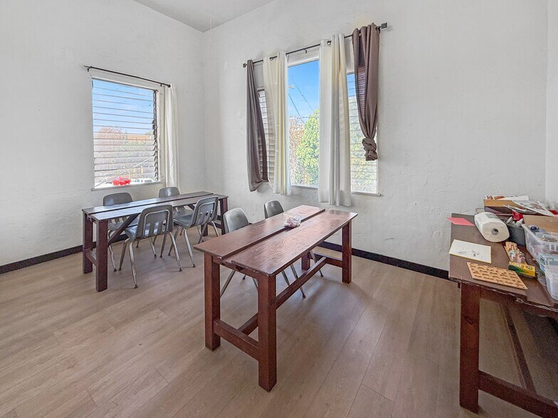 More Photos Of 7101 Menlo Ave, Los Angeles Specialty For Sale