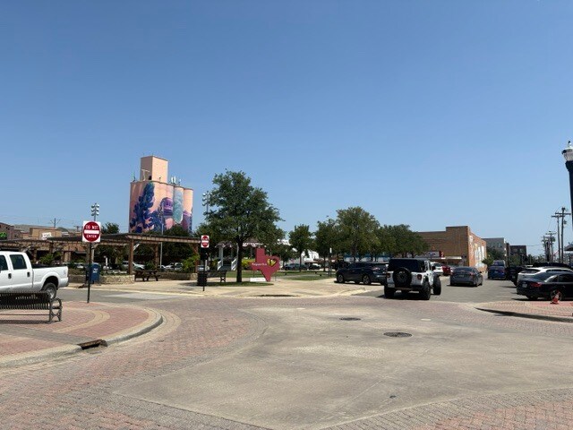 More Photos Of 1012 S Elm St, Carrollton Office For Sale