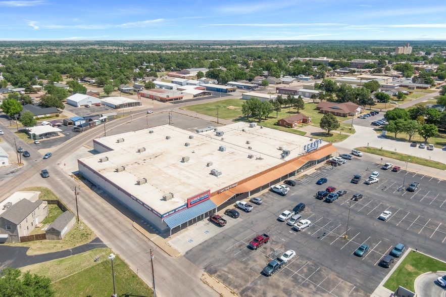 More Photos Of 2110 Oklahoma Ave, Woodward Freestanding For Sale