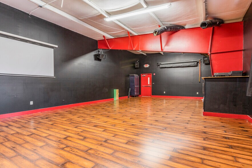 More Photos Of 11515 Highway 31, Sellersburg Light Distribution For Lease