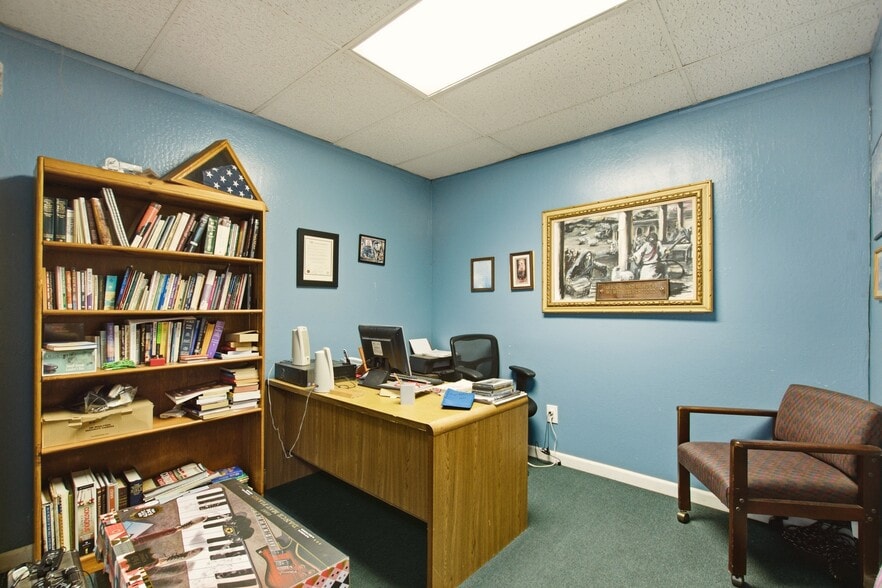 More Photos Of 1319-1323 W Texas St, Fairfield Freestanding For Sale