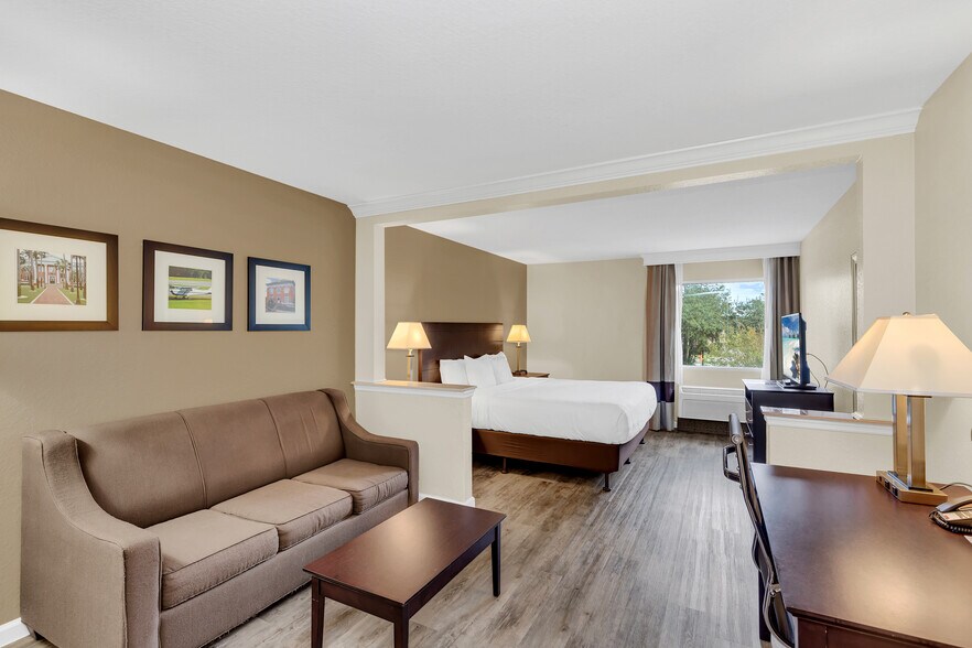 More Photos Of 400 E International Speedway Blvd, Deland Hotel For Sale