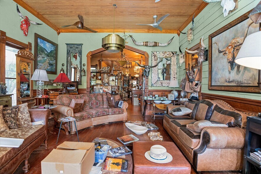 More Photos Of 310 N Mound St, Nacogdoches Flex For Sale