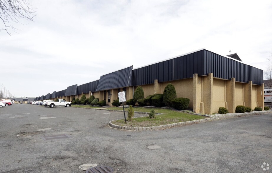 More Photos Of 420-532 Lincoln Blvd, Middlesex Light Manufacturing For Lease