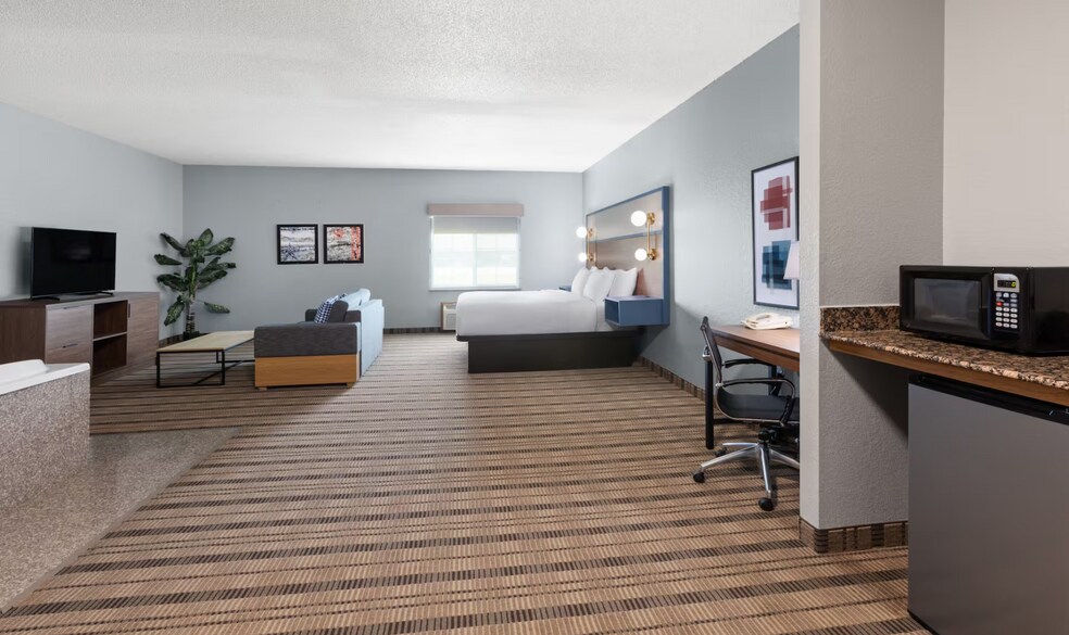 More Photos Of 2210 West St S, Grinnell Hotel For Sale