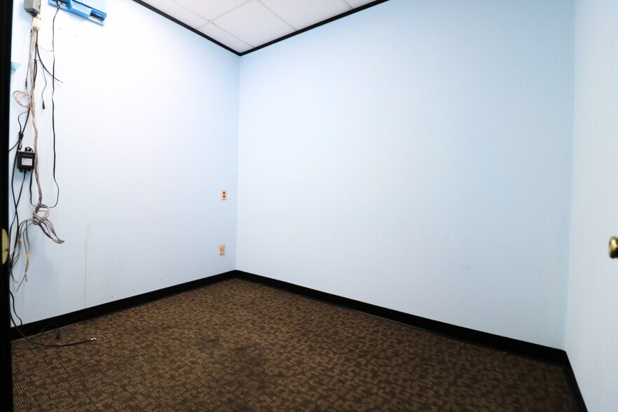 More Photos Of 6100 Corporate Dr, Houston Office For Sale
