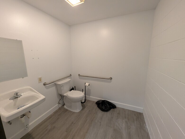 More Photos Of 901 N Missouri Ave, Largo Freestanding For Lease