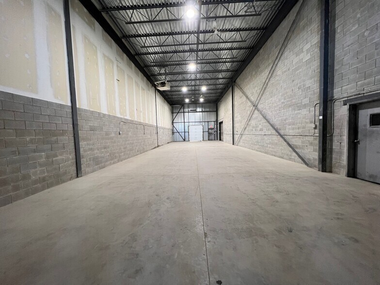 More Photos Of 1300-1360 Rue Louis-Marchand, Beloeil Warehouse For Lease