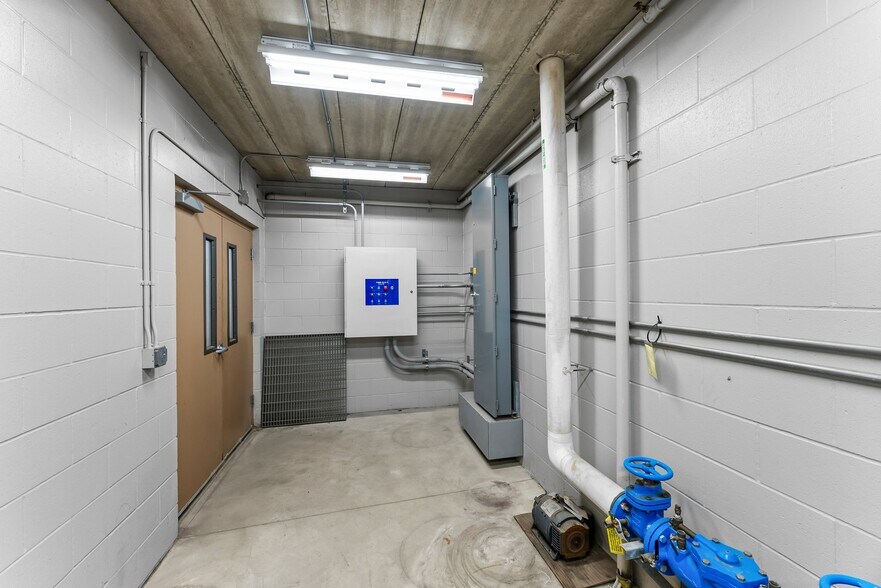 More Photos Of 11180 86th Ave N, Osseo Flex For Lease