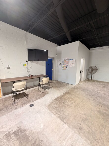 More Photos Of 11 S Western Ave, Oklahoma City Service For Lease