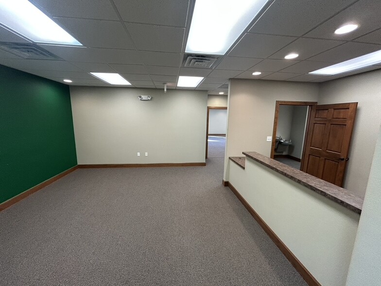 More Photos Of 1607 Tullamore Ave, Bloomington Office For Lease