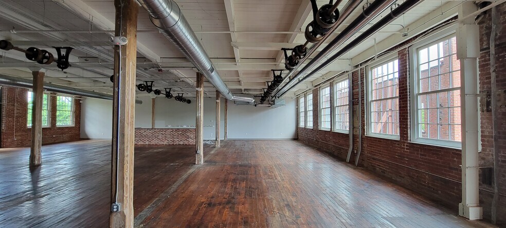 More Photos Of 205 Manufacturers Rd, Chattanooga General Retail For Lease