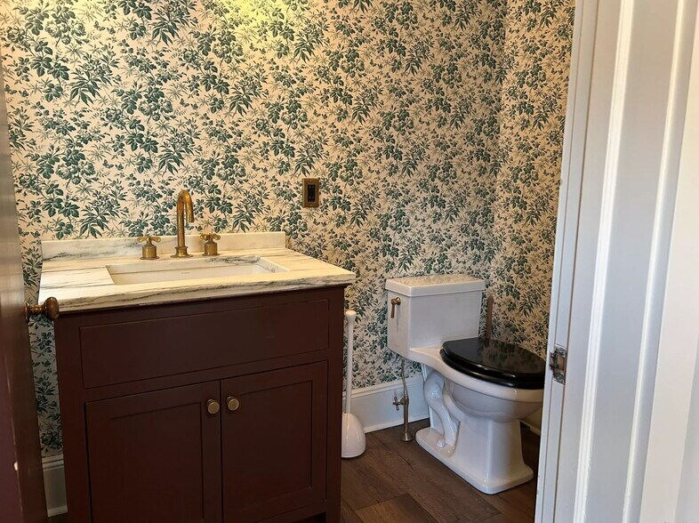 More Photos Of 25 W Main St, Sharon Office For Sale