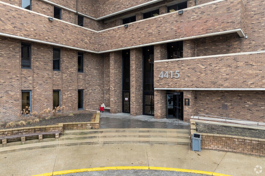 More Photos Of 4415 W Harrison St, Hillside Office For Lease