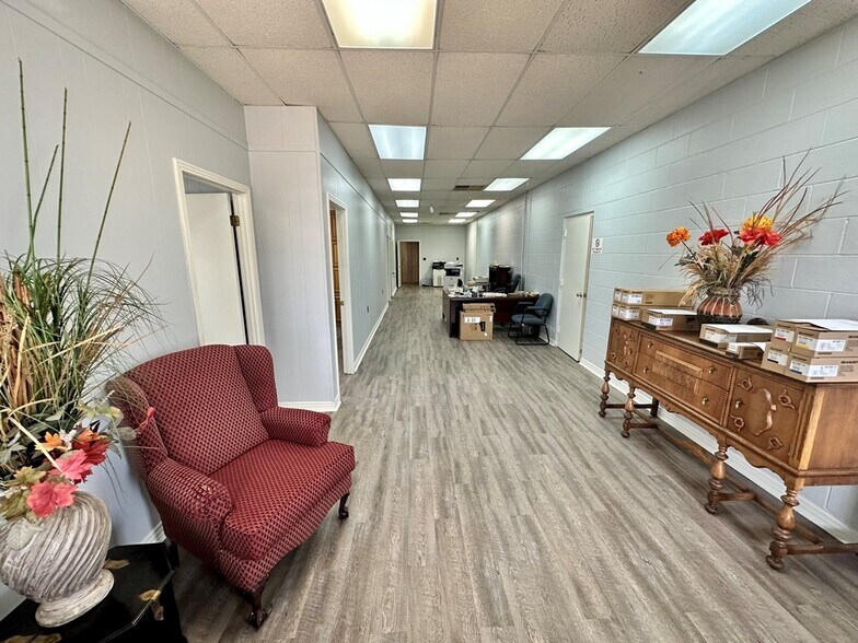 More Photos Of 712 Coulter Dr, New Albany Medical For Sale