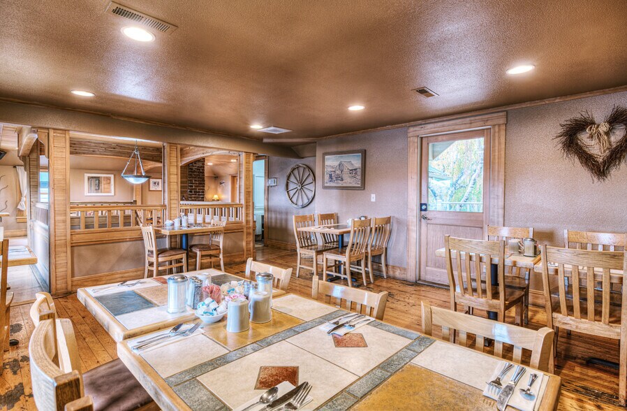 More Photos Of 614 NW Cedar Ave, Redmond Restaurant For Sale