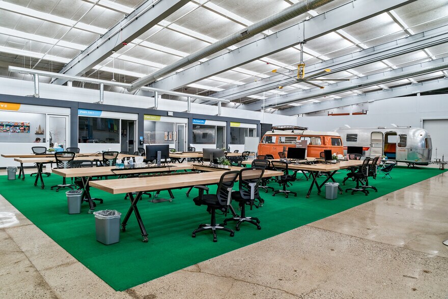 More Photos Of 400 W Maple Rd, Troy Office For Sale