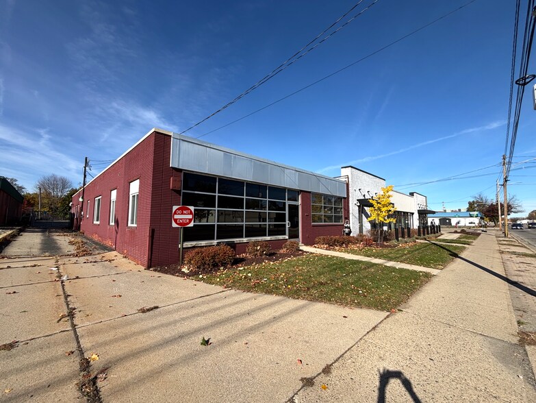 More Photos Of 2508-2518 S Cedar St, Lansing Storefront For Lease