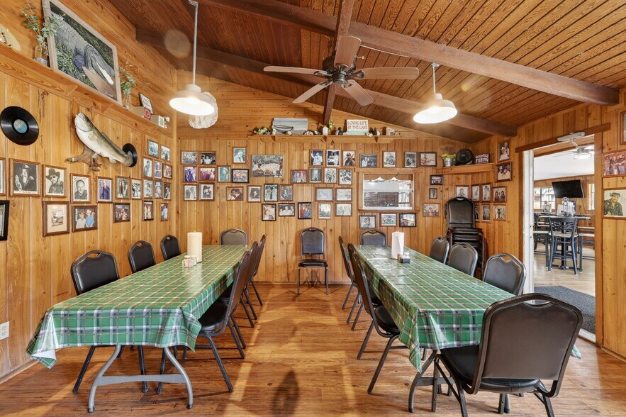 More Photos Of 2396 N Country Road 470, Lake Panasoffkee General Retail For Sale