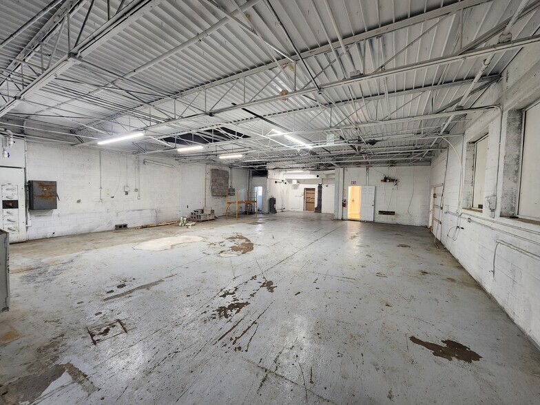 More Photos Of 608 E 10 Mile Rd, Hazel Park Warehouse For Lease